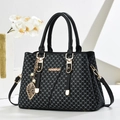 Sac à main élégant en similicuir noir avec motif DH, détails dorés et breloque perle - Noir