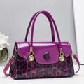 Détail de la texture léopard et du cuir verni violet sur ce sac à bandoulière chic - Violet