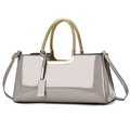 Borsa a mano in vernice grigio chiaro con manico dorato intrecciato e tracolla regolabile - 34x11x16cm / Grigio