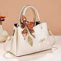 Elegante bolso beige bordado con flores, pañuelo de seda y colgante de hoja en naranja - Grande (27x13x18CM) / Blanco Roto (SC8821)