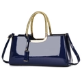 Dettaglio borsa a bauletto in pelle verniciata blu navy con manico dorato e tracolla - 34x11x16cm / Blu