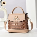 Beige en bruine mini-handtas met krokodillenmotief, zwanengespsluiting en handvat - 18.5x9.5x18 / Khaki