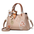 Elegante bolso beige con bordado floral, asa con pañuelo de seda y colgante perla - Caqui