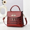 Mini rode handtas met krokodillenpatroon, gouden zwaan sluiting en afneembare schouderriem - 18.5x9.5x18 / Bordeauxrood