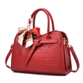 Elegante bolso rojo con textura de cocodrilo para mujer, pañuelo y detalles dorados - 28*11*20CM / Burdeos