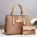 Ensemble sac à main et portefeuille kaki en cuir embossé croco avec nœud et boucles dorées - Kaki