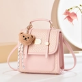 Zaino rosa in pelle PU con patta intrecciata e ciondolo orsetto di peluche marrone - Stile Intrecciato / Rosa