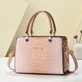 Borsa a spalla rosa con stampa coccodrillo, logo metallico e due manici, vista a 45 gradi - 24*12*17CM / Rosa