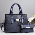 Sac à main bleu marine à motif lézard avec portefeuille assorti et nœud doré - Bleu