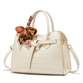Primer plano de bolso blanco hueso con grabado de cocodrilo y pañuelo de seda decorativo - 28*11*20CM / Blanco Roto