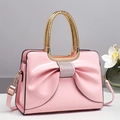 Sac à main en cuir verni rose avec nœud, cristaux et poignée dorée élégante - Rose
