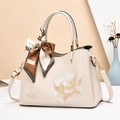 Elegante bolso de mano blanco crema de cuero sintético con bordado floral y pañuelo de seda - Blanco Roto / 28x13x19cm