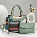 Conjunto de bolsos de dos piezas en verde salvia con rayas de colores y herrajes oro - 24*12*19CM / Verde