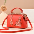 Elegante borsa a mano rossa con ricami floreali e ciondolo a foglia dorata su base - 24*12*15CM / Rosso