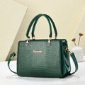 Dettaglio borsa tote verde scuro con goffratura coccodrillo e texture lucida - 24*12*17CM / Verde