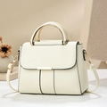 Elegante cremeweiße Umhängetasche mit Goldgriff und schicker Ledermaserung - Weiß