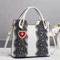 Sac à main blanc chic avec relief crocodile, détails serpent et breloque cœur - 29.5x11x27cm / Blanc