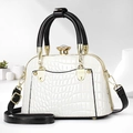 Sac coquille blanc élégant avec poignées noires brillantes et texture crocodile - Blanc