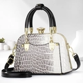 Détail du sac texture crocodile blanc avec fermoir gemme dorée et anses noires brillantes - Noir & Blanc