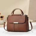 Détails d'un sac à main en cuir marron motif litchi avec poignée dorée et coutures fines - Marron