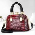 Sac à main chic dégradé rouge et noir à motif crocodile et finitions dorées - Bordeaux