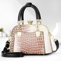 Détail du sac à main bicolore gaufré crocodile avec finitions métalliques dorées - Kaki clair