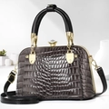 Détail du sac coquille brillant motif crocodile avec fermoir cristal et finitions dorées - 25*11*17CM / Gris