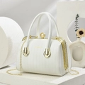 Elegante bolso de mano en cuero PU acolchado blanco con cierre de perla y cadena - Blanco