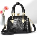 Sac à main classique en cuir verni noir motif crocodile avec fermoir en cristal luxe - Noir