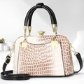 Détail d'un sac docteur en cuir verni à motif crocodile avec fermoir en cristal - 25*11*17CM / Blanc Dégradé