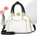 Sac à main blanc motif crocodile avec poignées noires et boucle dorée sertie - Blanc