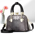 Détail du sac en cuir motif crocodile avec fermoir cristal et poignées métalliques - Gris