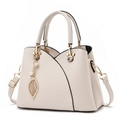 Sac à main beige motif litchi avec surpiqûres en V et pendentif feuille dorée - Blanc