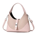 Dettaglio della borsa hobo rosa con cuciture testurizzate e chiusura a girello argento - Rosa
