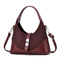 Borsa a gnocco bordeaux scuro in tessuto strutturato con fibbia in argento lucido su bianco - Rosso