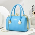 Sac à main bleu clair matelassé avec chaîne dorée, fermoir perle et design luxe box - Bleu