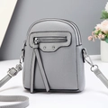 Sac bandoulière gris en cuir grainé avec détails argentés et longues franges - Vertical / Gris