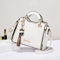 Borsa a mano bianca in pelle PU con finiture dorate, manico e ciondolo carino - Bianco