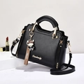Borsa a mano nera in pelle sintetica con manici tondi dorati e ciondolo a forma di bue - Nero