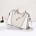 Elegante borsa bianca in pelle PU con trama intrecciata e manici dorati a forma di orecchie di gatto - Bianco
