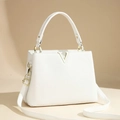 Elegante bolso de mano blanco en cuero granulado con detalle en V dorado y bandolera - Blanco