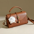 Sac à main marron élégant avec texture litchi et charmant pendentif en peluche - Jaune Terre