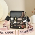 Mini sac bandoulière à carreaux avec rabat noir, sangle rose et pendentif d'ours - Plaid/Café