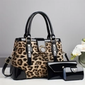 Set borse tre pezzi con stampa leopardata in pelle verniciata nera e dettagli oro - Cachi