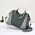 Borsa a tracolla verde con trama intrecciata e manici dorati a forma di orecchie di gatto - Verde