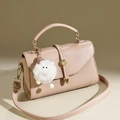 Rosa strukturierte Lederhandtasche mit Goldschnalle, Plüsch-Anhänger, Griff und Schultergurt - Hellbeige