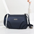 Borsa a tracolla in nylon blu scuro da donna con tracolla regolabile e logo dorato - 26x10x19CM / Blu (Piccolo)