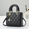 Elegante schwarze gesteppte Lederhandtasche mit goldenem Sternanhänger und Schultergurt - Schwarz / Gesteppter Stil