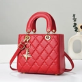 Elegante rote gesteppte Lederhandtasche mit goldenem Sternanhänger und rundem Griff - Weinrot / Gesteppter Stil