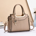 Bolso de mano en cuero tejido marrón con logo dorado y colgante de perlas minimalista - Caqui
